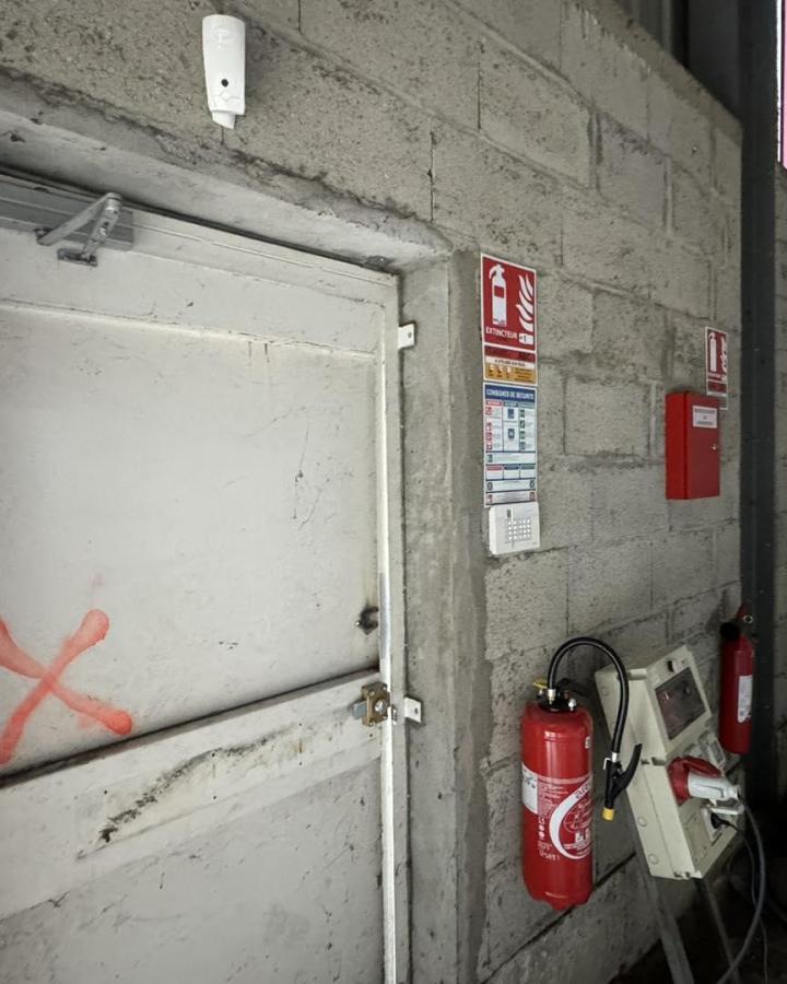 Installation de système de sécurité incendie à Couches